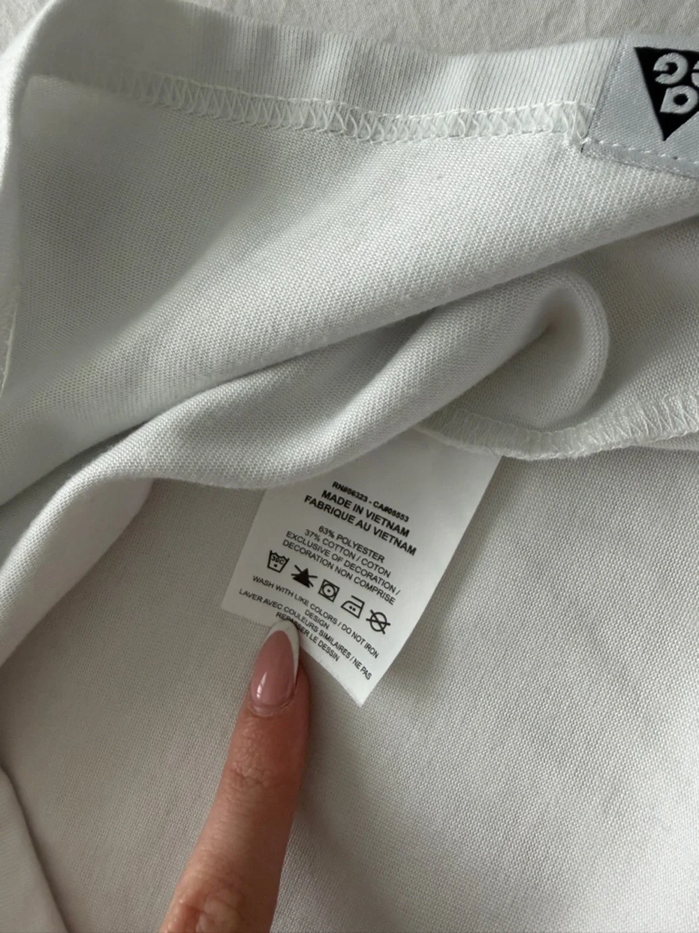 Nike ACG White Short-Sleeve Tee with Black Graphics - Picture 8 of 8